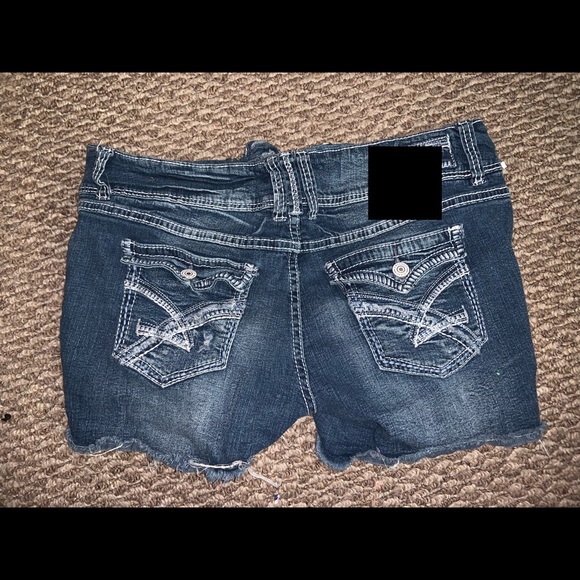 Distressed shorts - Picture 3 of 3